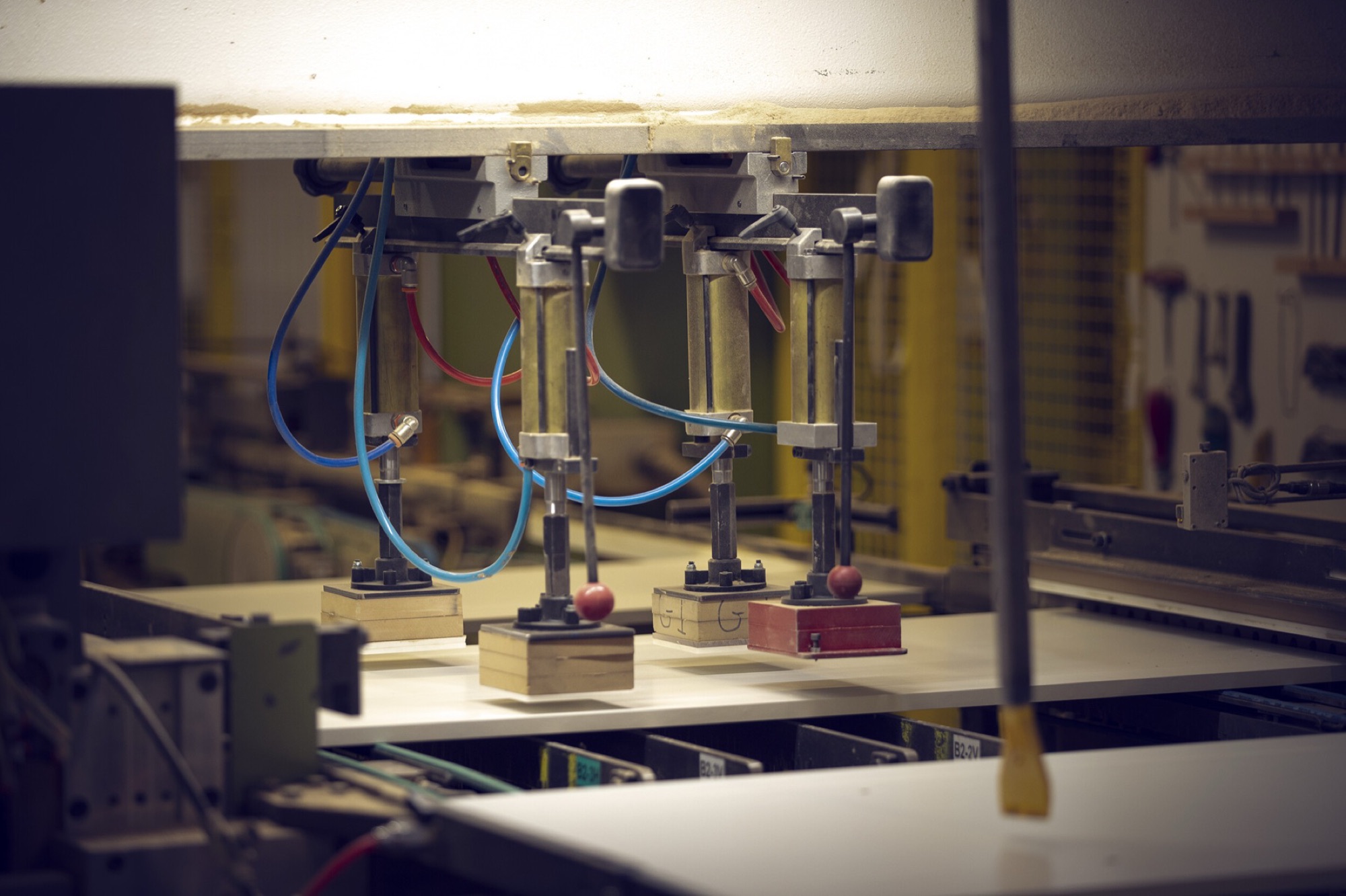 Automated press and clamping station on a Tvilum production line