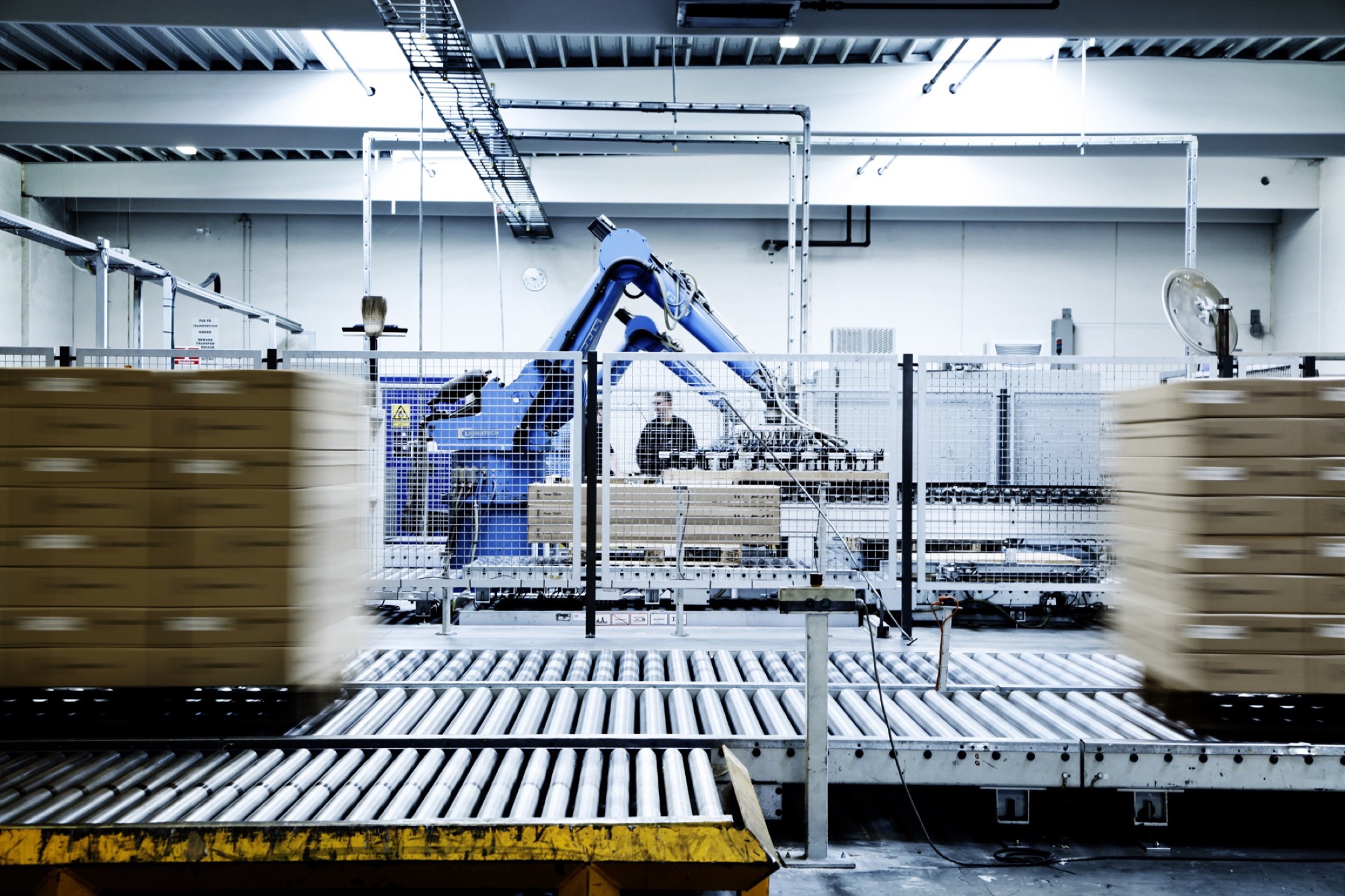 Robotic cell packing and palletising flat-pack cartons on a Tvilum line